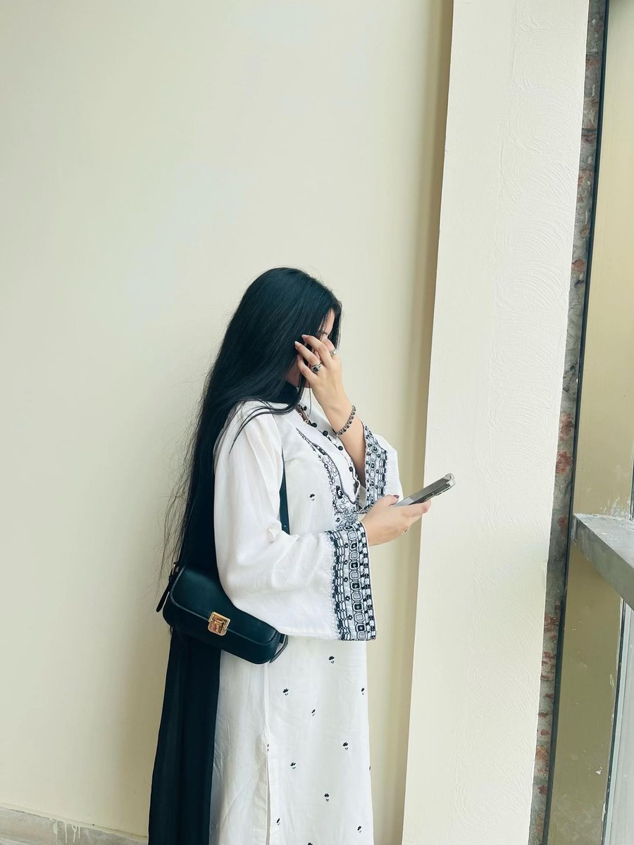 itz_alizy's tweet image. آئی فون لینے کے لئے کیا کرنا پڑے گا.🫣🤓