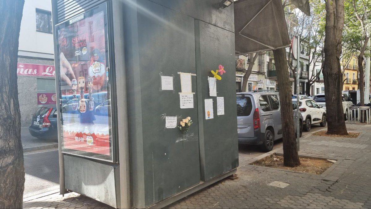 Artatxo's tweet image. Ha fallecido el kioskero de Fray Isidoro de Sevilla, esquina con León XIII. El kiosko se ha llenado de muestras de cariño y de respeto.