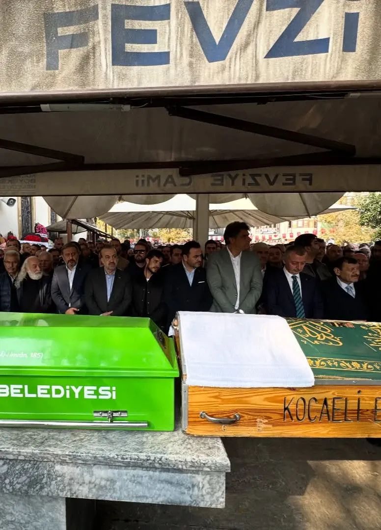 Merhum Haluk Ercan'ın Fevziye Camisi'ndeki cenaze  namazına iştirak ettik.
Allah rahmet eylesin, mekanı cennet olsun. 
Nur içinde yatsın.