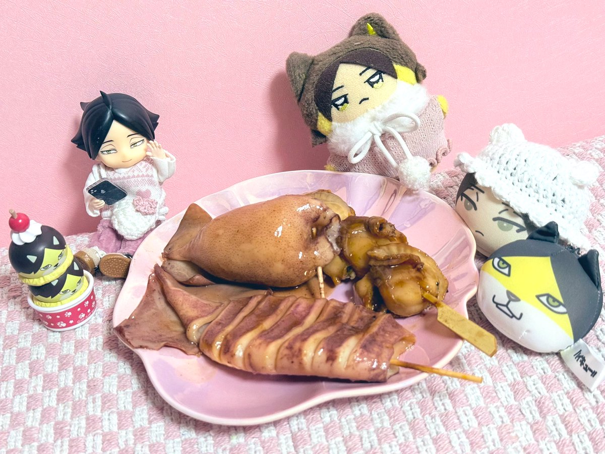 _haruanna_'s tweet photo. 名古屋高島屋でやってる大東北展いってきたー！古舘製麺さんではじめてのお買い物うれしい😭念願のステッカーもお迎えできた♡平野屋さんのいかぽっぽさんー🦑角名さんの色紙😭💕
夕飯はリアス海藻店さんのわかめさんも入れておうどんたべた🤤美味しい♡ハイキュープラザも同じ階！
#うちのちみけも https://t.co/slYPLDJvr4