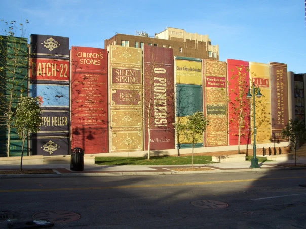 Cette façade de la #bibliothèque publique du #Kansas, aux #ÉtatsUnis pour vous encourager à partager votre #livre du moment avec #VendrediLecture. Que lisez-vous ? est-ce bien ?