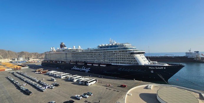 استقبل ميناء السُّلطان قابوس في مسقط السفينة السياحية العالمية Mein Schiff 4 التابعة لشركة TUI الألمانية، وعلى متنها 2386 سائحًا من مختلف دول العالم ضمن موسم الرحلات السياحية البحرية 2025–2026 الذي دشنته شركة موانئ أسياد والمناطق الحرة، بالتعاون مع وزارة التراث والسياحة.
