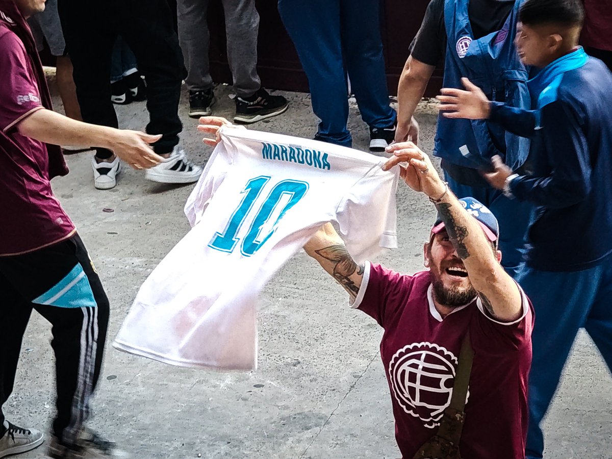 🔟🇱🇻 𝗦𝗶𝗲𝗺𝗽𝗿𝗲 𝘁𝗲𝗻𝗴𝗼 𝗮 𝗺𝗶 𝗹𝗮𝗱𝗼 𝗮 𝗺𝗶 𝗗𝟭𝟬𝗦.

#lanus #clublanus #cabreroyguidi #granate #orgullogranate #calanus #hopping #groundhopping #groundhopper #fussball #ground #football #stadion #stadium #hopper #soccer #futbol #calcio #estadio #ultras #ball #hoppen