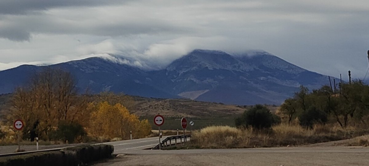 Mirando el #Moncayo desde #Bulbuente, con las nubes atrapadas. Han caído ya algunas 💧pero el frente está aún por llegar 🌧️⛈️ 07/11/25