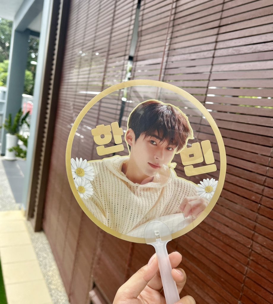 puddinghanbin's tweet photo. anyone interested to buy? RM5 each je. im going tomorrow~ i nak clearkan asap 😌

#ZB1inKL #ZB1inMY https://t.co/unjYcgPiMW