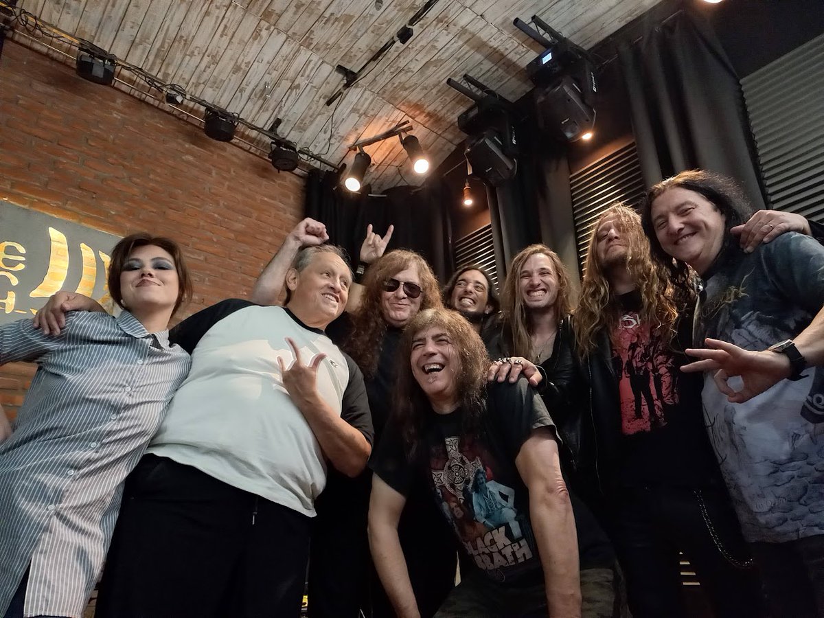 Con Hugo Benítez y Gabriel Ganzo hicimos una entrevista que derivó inevitablemente en una presentación en vivo con toda la banda interpretando los temas de Horcas a 35 años de la salida de "Reinará La Tempestad". Programa de lujo de La Nave Express...
youtube.com/live/D0nTTqQE7…