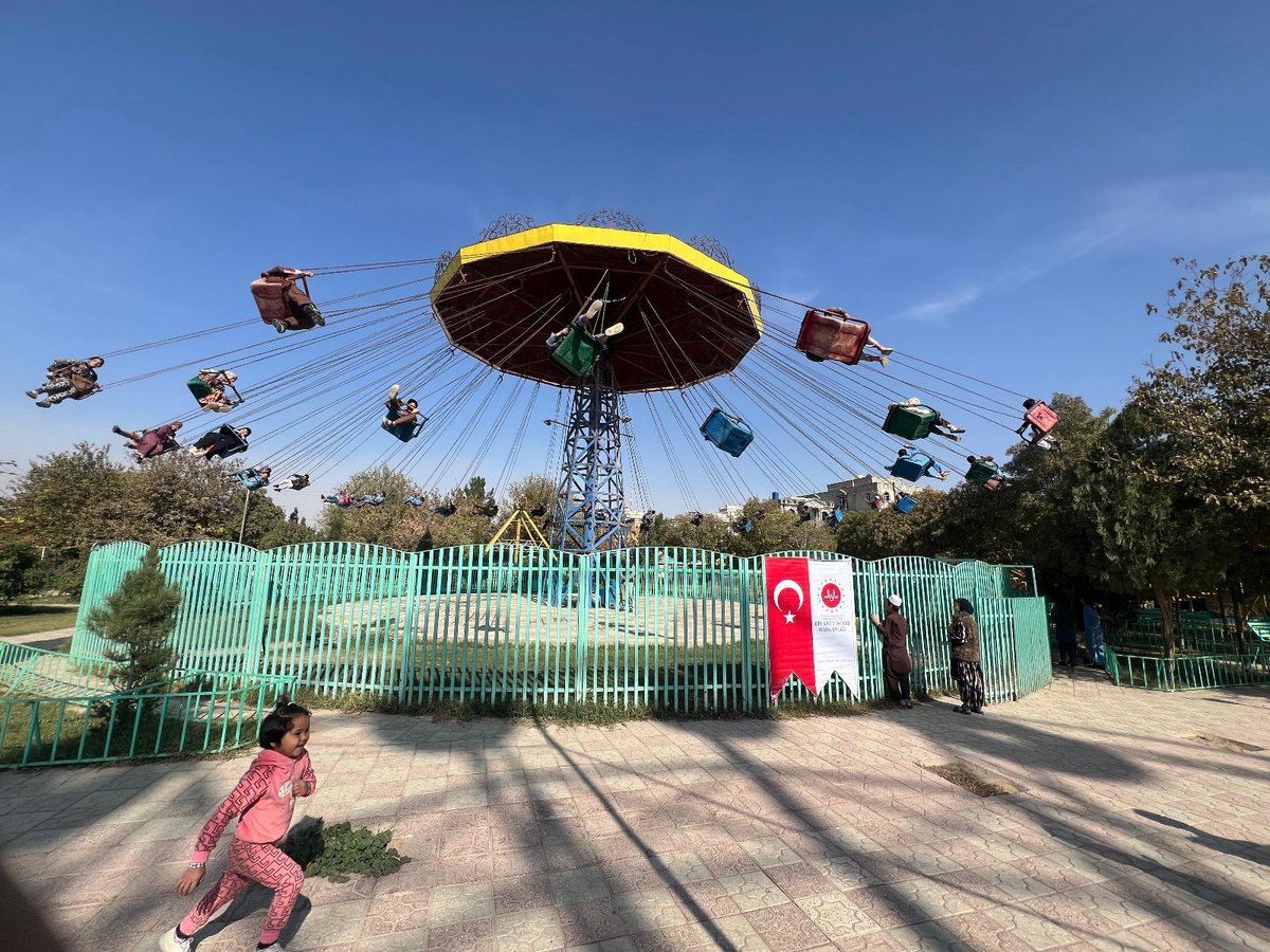 اليوم كان لأشقائنا الذين نكفلهم في مدينة مزار شريف في أفغانستان فرحة مختلفة تماما.
التقينا بأشقائنا الصغار في الملاهي، ولعبنا معهم، وتحدثنا؛ وأضفنا دفئا إلى قلوبهم.
بعضهم شعر لأول مرة بإثارة ركوب لعبة، وبعضهم أضفى البهجة على المكان بابتساماته.
سلمنا لهم المساعدات الشهرية المخصصة