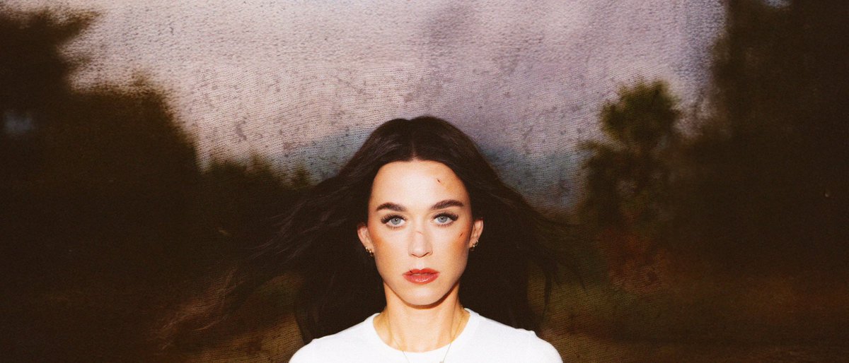 portalkatyperry's tweet image. “E, assim, a Katy Perry que estávamos sentindo falta – a Katheryn Hudson – está de volta. Este novo single parece uma virada de 180 graus. Ela deixou de lado, de forma espetacular, o pop dançante artificial de “Woman’s World” e voltou direto às suas raízes de baladas pop-rock. Os…