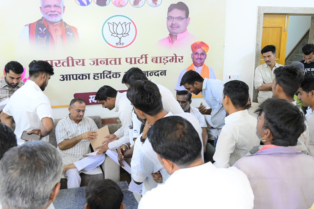 SSKharaBJP's tweet image. जनसेवा सर्वोपरि 

आज बाड़मेर शहर स्थित निजी निवास गाँधी नगर पर विभिन्न क्षेत्रों से पधारे क्षेत्रवासियों से आत्मीय संवाद कर उनकी समस्याओं एवं सुझावों को सुना।
जनहित से जुड़े मुद्दों के त्वरित समाधान हेतु संबंधित अधिकारियों से चर्चा की गई।

जनसेवा का यह संकल्प निरंतर जारी है आपकी…