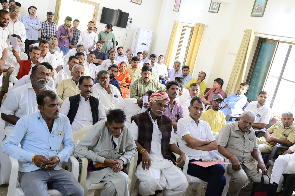 SSKharaBJP's tweet image. जनसेवा सर्वोपरि 

आज बाड़मेर शहर स्थित निजी निवास गाँधी नगर पर विभिन्न क्षेत्रों से पधारे क्षेत्रवासियों से आत्मीय संवाद कर उनकी समस्याओं एवं सुझावों को सुना।
जनहित से जुड़े मुद्दों के त्वरित समाधान हेतु संबंधित अधिकारियों से चर्चा की गई।

जनसेवा का यह संकल्प निरंतर जारी है आपकी…