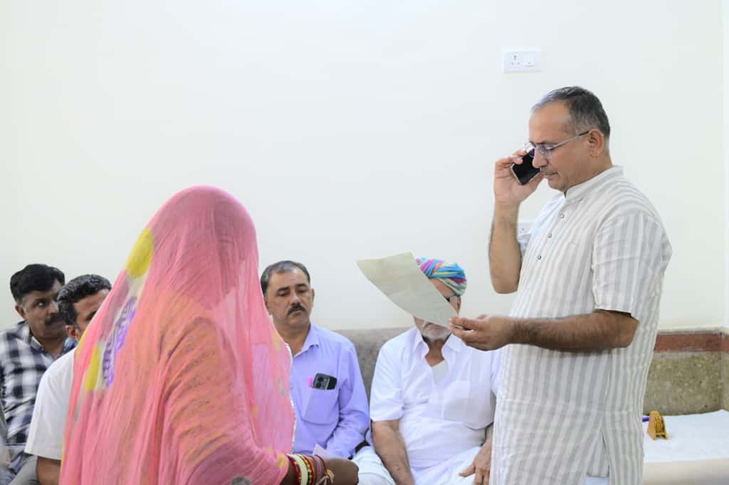 SSKharaBJP's tweet image. जनसेवा सर्वोपरि 

आज बाड़मेर शहर स्थित निजी निवास गाँधी नगर पर विभिन्न क्षेत्रों से पधारे क्षेत्रवासियों से आत्मीय संवाद कर उनकी समस्याओं एवं सुझावों को सुना।
जनहित से जुड़े मुद्दों के त्वरित समाधान हेतु संबंधित अधिकारियों से चर्चा की गई।

जनसेवा का यह संकल्प निरंतर जारी है आपकी…