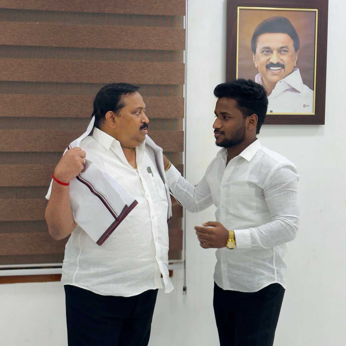 iamthiruarasu's tweet photo. பெரம்பூர் தெற்கு பகுதி விளையாட்டு மேம்பாட்டு அணி துணை அமைப்பாளரை பொறுப்பளித்த, பெரம்பூர் சட்டமன்ற உரிபினர் மற்றும் சென்னை வடக்கு மாவட்ட திராவிட முன்னேற்ற கழக பொறுபாளர், அன்பு அண்ணன் R. D. Sekar அவர்களை நேரில் சந்தித்து நண்றி தெரிவிக்கும் பொழுது….
 
@rdsekarmla 🖤❤️ https://t.co/TlceTm9omT