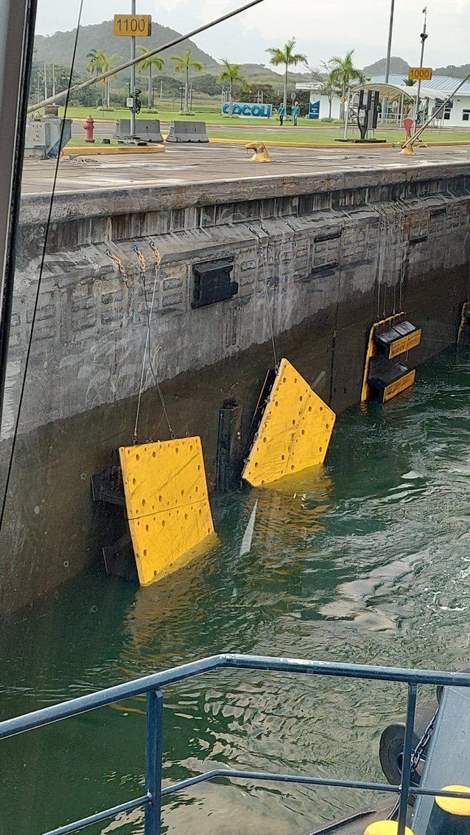 Casi 10 años despues, a pesar de muchos incidentes, daños a remolcadores y atrasos, la adm/jd <a href="/canaldepanama/">Canal de Panamá</a> mantiene y sigue poniendo estas "defensas" en los muros de las NUEVAS esclusas. La prioridad no son operaciones seguras y eficientes, sino que sean lo más baratas posible.