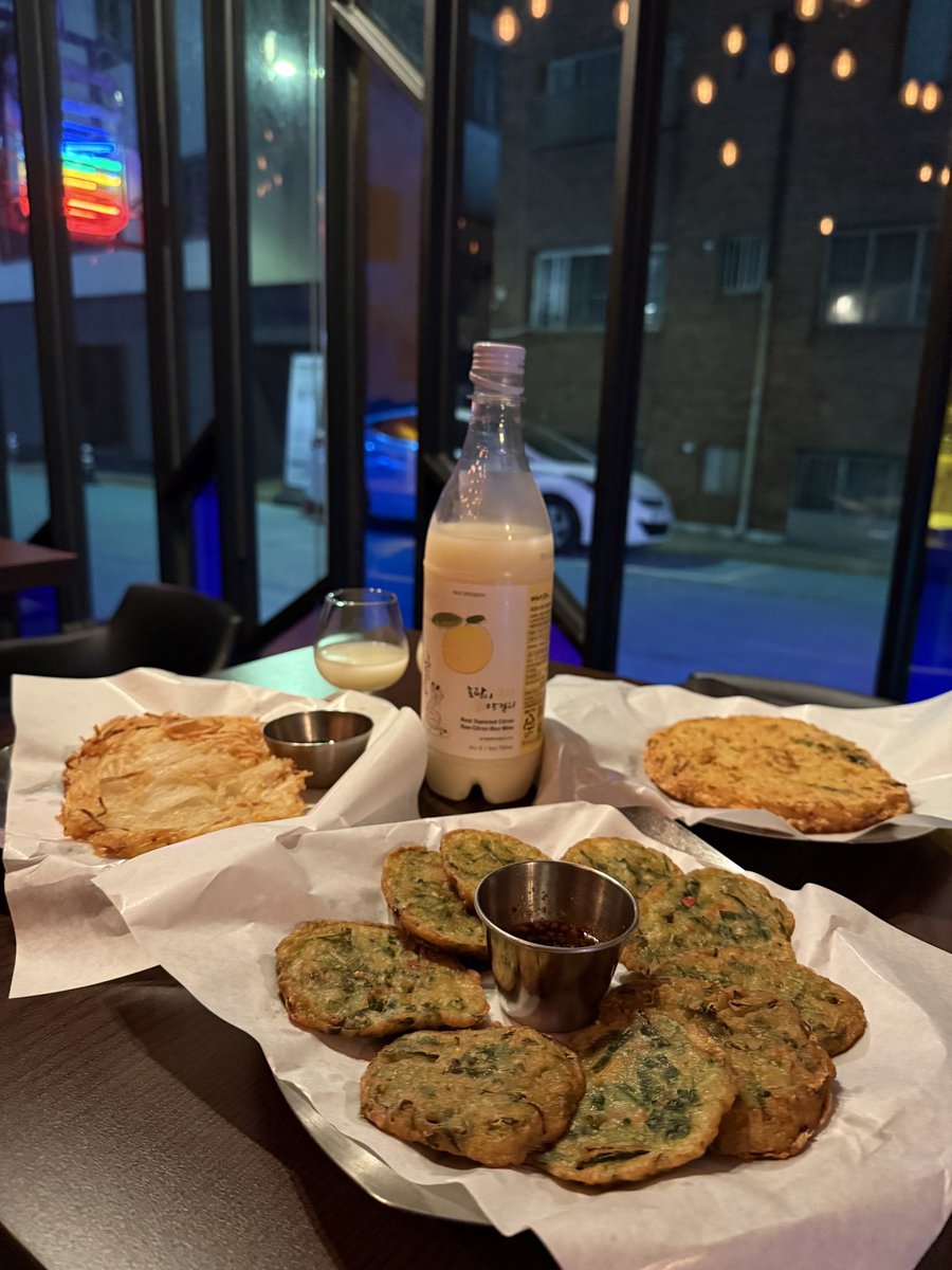 막걸리 메뉴가 많아지고,, 
이번에 apec만찬주인 유자 생 막걸리도 가볍게 드시게 구성한 만큼,
막걸리랑 잘 어울리는 전 메뉴 3종 한정으로 추가했어요!

내일 메뉴판을 뽑아오겠습니다.