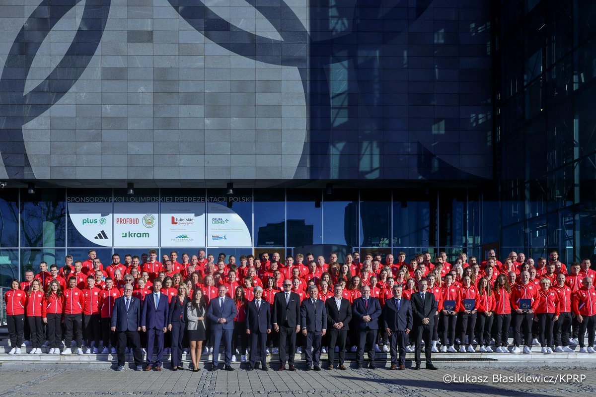 Dziś miałem zaszczyt uczestniczyć w uroczystym ślubowaniu Reprezentacji Narodowej Niesłyszących 🇵🇱
To wyjątkowy moment, pełen emocji, dumy i sportowego ducha.

Podczas ceremonii miałem przyjemność odczytać list od Prezydenta Rzeczypospolitej Polskiej, skierowany do naszych