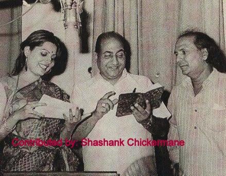 SJFansAssnCal's tweet image. Our tribute to actress/singer #SulakshanaPandit on her ascent to her heavenly abode. She is seen with #MohammadRafi and #Shanker of #ShankarJaikishan duo