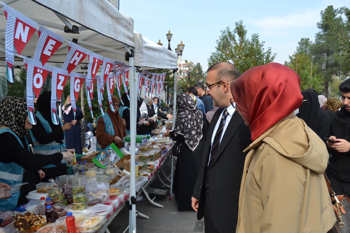 bismilkaymakam's tweet image. İlçe Müftülüğümüzün Gazze için düzenlediği kermese Kaymakamımız Sayın Recep HASAR da katıldı. 
     Standları ziyaret eden Sayın Kaymakamımız, dayanışma ruhuna vurgu yaparak emeği geçenlere teşekkür etti. Birlik ve beraberlikle mazlumların yanındayız! @RecepHasar44