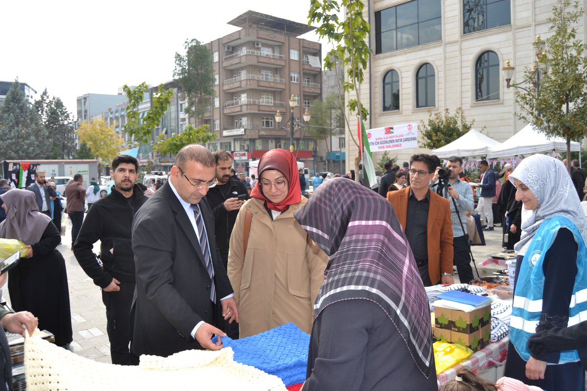 bismilkaymakam's tweet image. İlçe Müftülüğümüzün Gazze için düzenlediği kermese Kaymakamımız Sayın Recep HASAR da katıldı. 
     Standları ziyaret eden Sayın Kaymakamımız, dayanışma ruhuna vurgu yaparak emeği geçenlere teşekkür etti. Birlik ve beraberlikle mazlumların yanındayız! @RecepHasar44