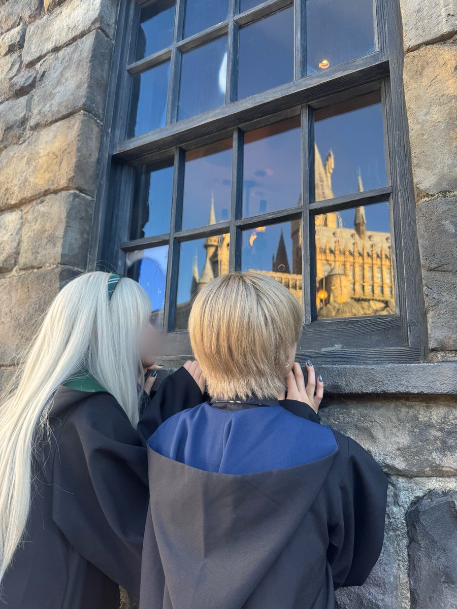 an7_hpm's tweet image. お店こっそり覗き見…👀✨
ホグワーツが綺麗に写りこんでるお気に入りの写真📷´-