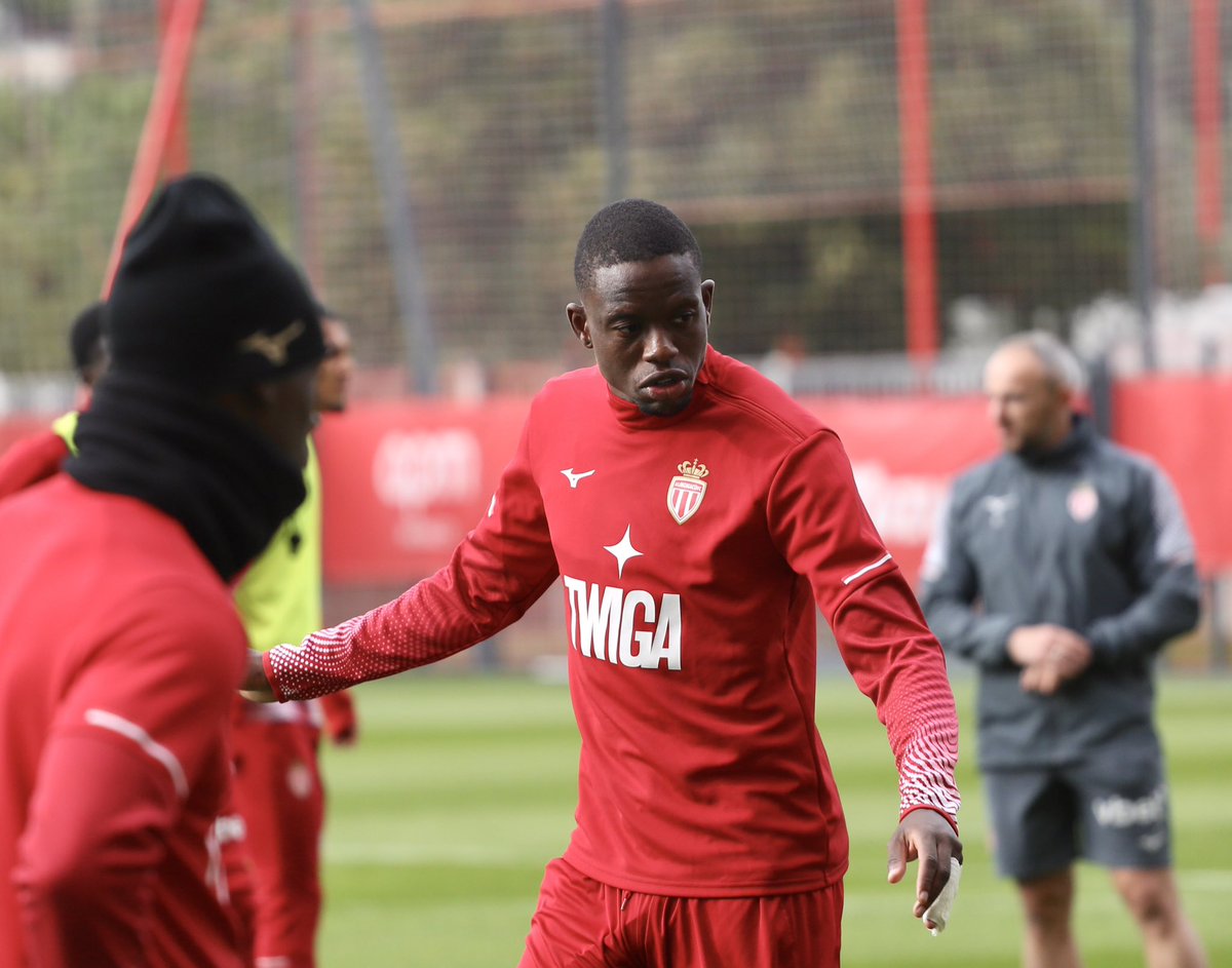 Camara qui a donné l’impression de vouloir continuer la séance avec ses coéquipiers mais qui continue individuellement, idem pour Diatta. Mawissa qui fait aussi quelques tours du terrain. Une belle intensité à l’entraînement cet après-midi. #ASMonaco