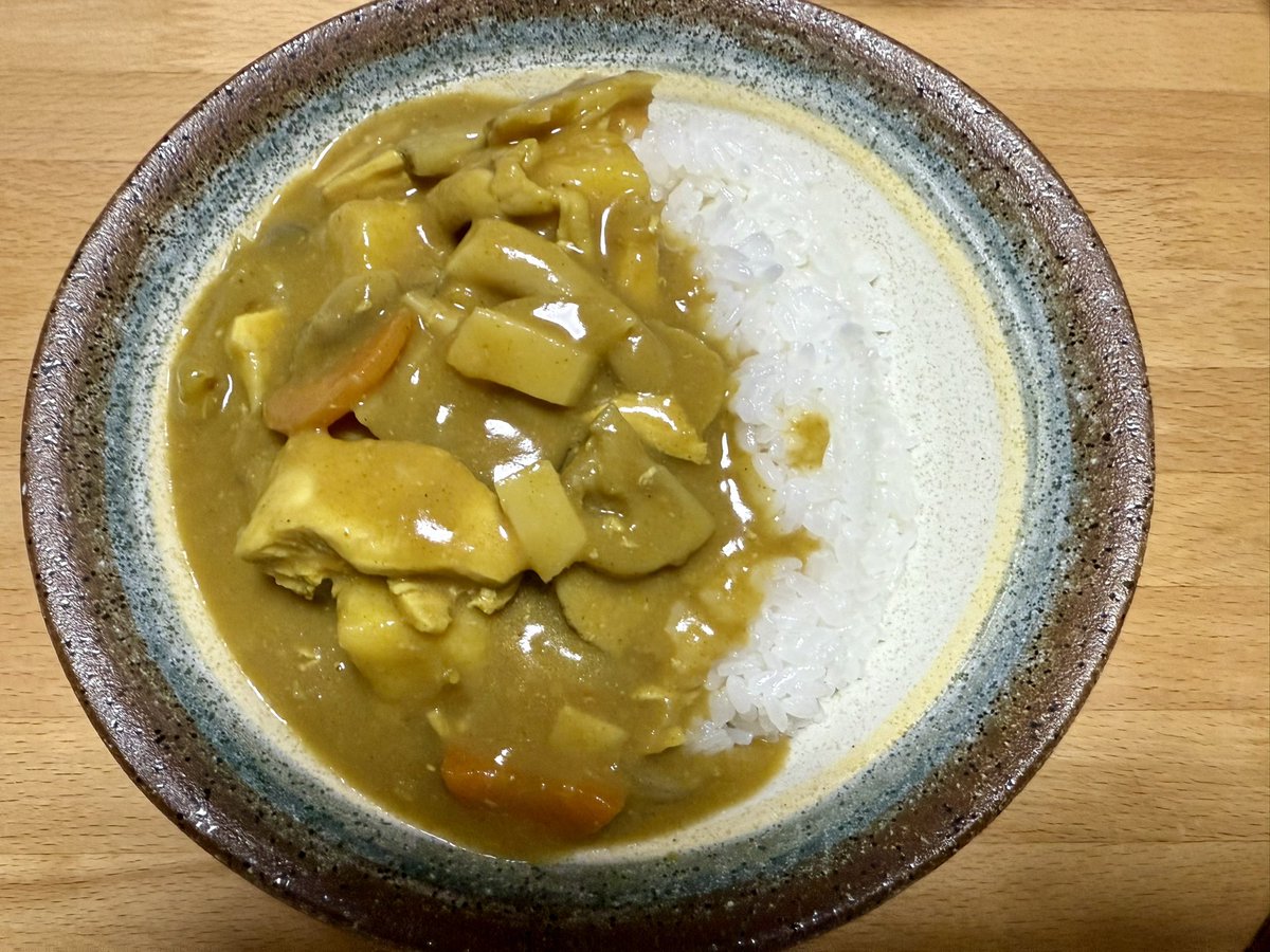 朝は寒いのにお昼は、まだまだあったかいなぁ〜☀️
娘は練習🥋

夜ご飯
じゃがいもがなかったので、さつまいも入れてカレー🍠

さつまいもで少し甘めになった💦

#夜ご飯 #おうちごはん #カレー