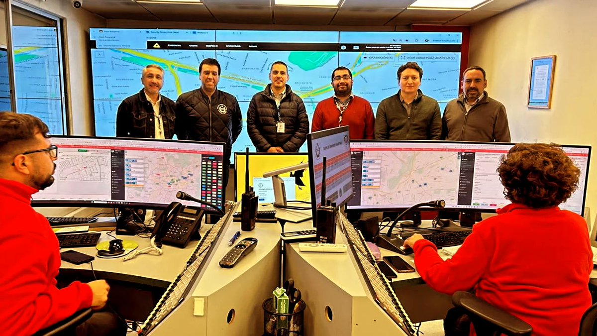 cbsantiago's tweet image. Ejecutivos de Cenco Malls visitaron  la Central de Alarmas y Telecomunicaciones del Cuerpo de Bomberos de Santiago, donde fueron recibidos por el 3er. Comandante, Piero Tardito, y el Inspector Sergio Padilla.
@CencoMallsCL
@Super_CBS_Chile
@Comandantecbs 
#CorremosPorLaVida