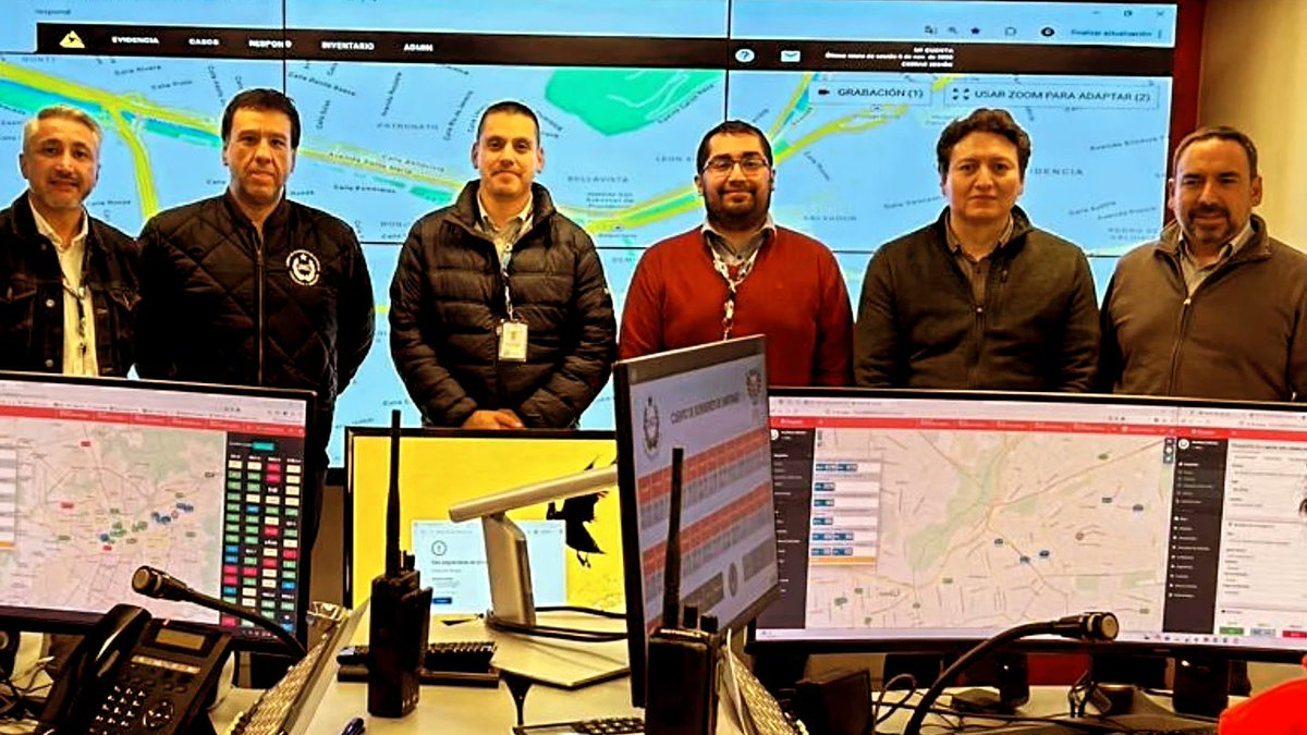 cbsantiago's tweet image. Ejecutivos de Cenco Malls visitaron  la Central de Alarmas y Telecomunicaciones del Cuerpo de Bomberos de Santiago, donde fueron recibidos por el 3er. Comandante, Piero Tardito, y el Inspector Sergio Padilla.
@CencoMallsCL
@Super_CBS_Chile
@Comandantecbs 
#CorremosPorLaVida