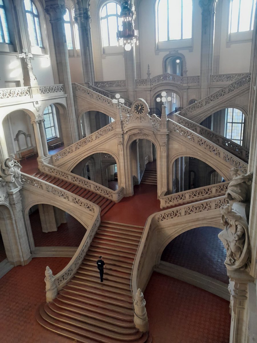Das allerschönste Treppenhaus/ Gerichtsgebäude in Deutschland. 
Eigentlich darf man dort nicht fotografieren- wer freundlich fragt, darf aber. Wer erkennt es? 🤔