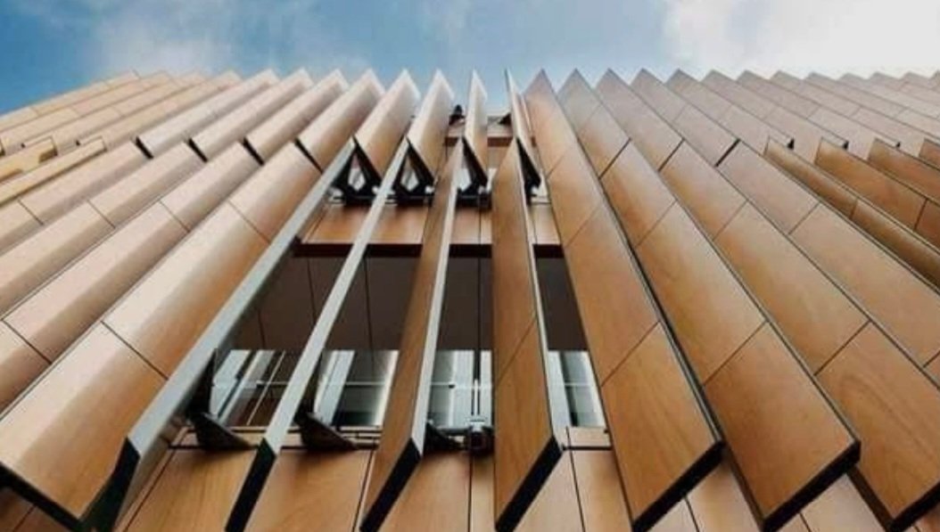 SupporttCenterr's tweet image. 2️⃣ الكاسرات الرأسيه (Vertical Louvers)
🔸️مثاليه للنوافذ المواجهه للشرق والغرب
🔸️تقلل وهج الشمس فى اوقات الصباح والمساء
🔸️تضيف لمسه جماليه ديناميكيه للواجهات
🔶️ أين تستخدم ؟
🔸️الأبراج التجاريه
🔸️الفيلل  الحديثه
🔸️المستشفيات
#ArchitectStudent