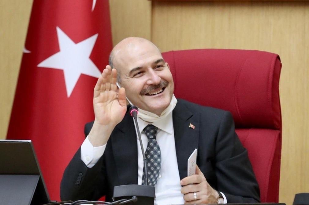 Çok açık bir şekilde görülmektedir…
Süleyman Soylu’suz bir kabine
Tuzsuz yemek gibi
Süleyman Soylu’suz Ak Parti teşkilatı
Kuraklıktan çatlamış toprak gib…
Açın barajın kapaklarını, ovalar sulansın, yeşersin…
Toprak su ile buluşsun…