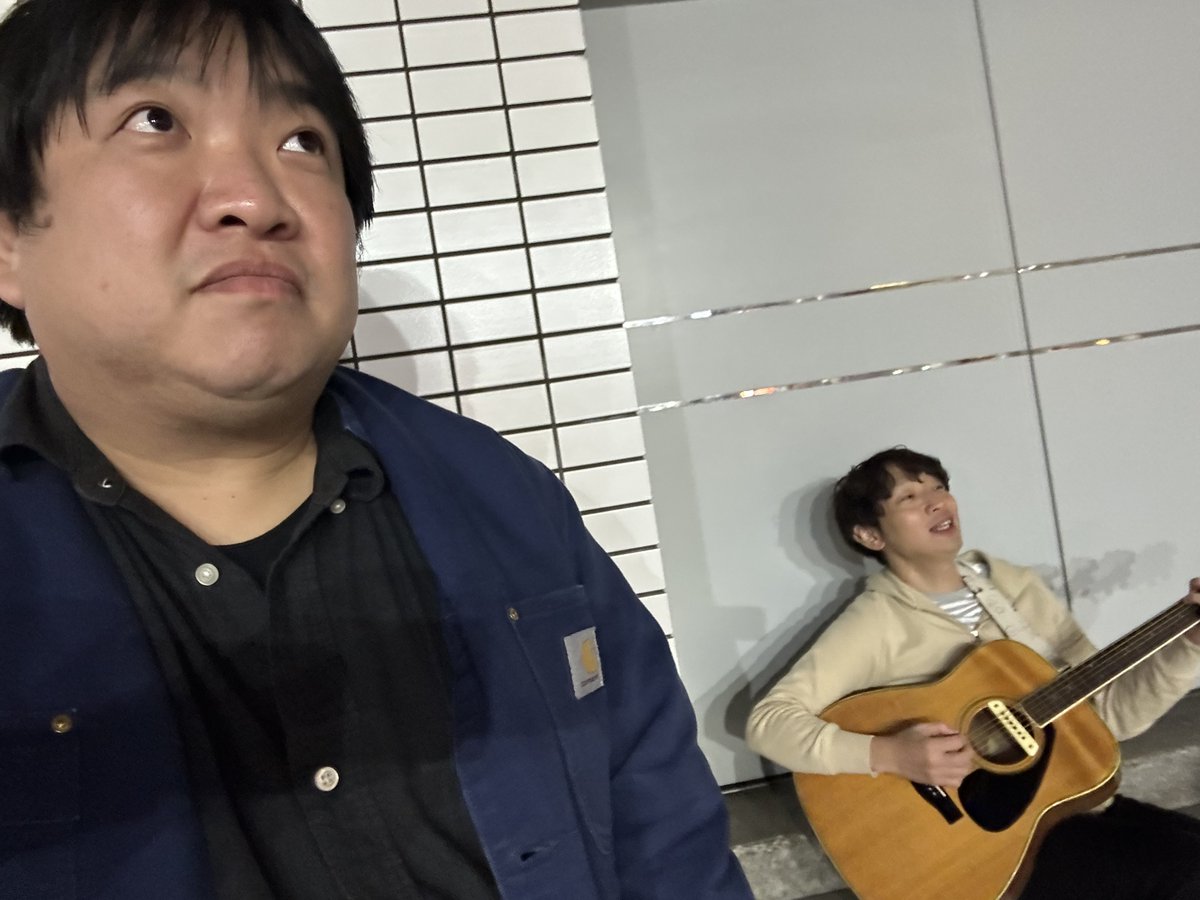 daaaaaataka's tweet image. 大学友人、のすけサンのストリートミュージシャンを見に相模大野駅前に。
大好きなスキップカウズの赤い手を歌ってくれたので、めちゃ上手い彼にかぶせて下手くそなデカい声で歌う騒音おじさんことアタシ。