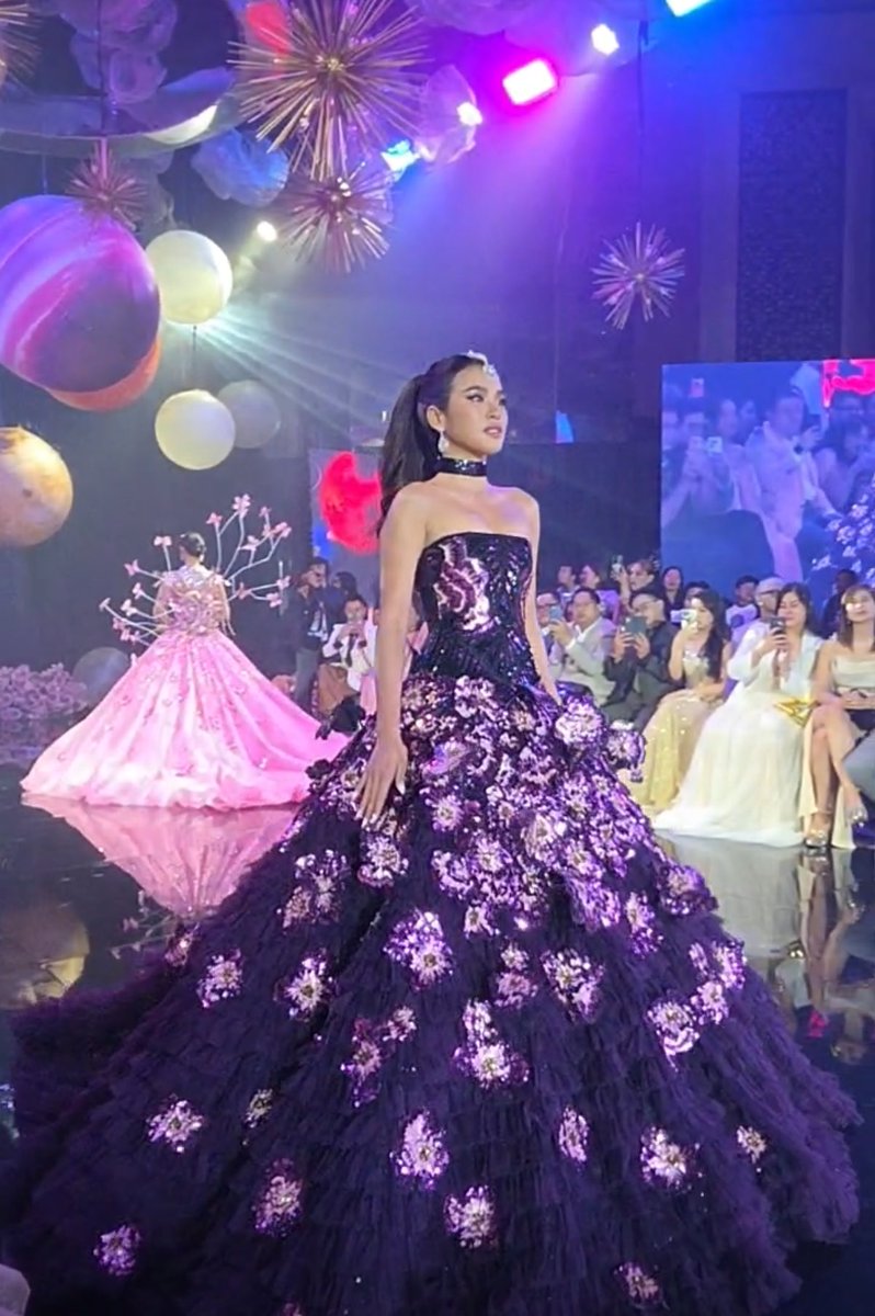 ellehcarsexy's tweet image. Shuvee graces the Timeless Runway in Rhian Fernandez’s exquisite purple gown, absolutely breathtaking, Shuvee!
Photos grab through Live

SHUVEE TIMELESS RUNAWAY