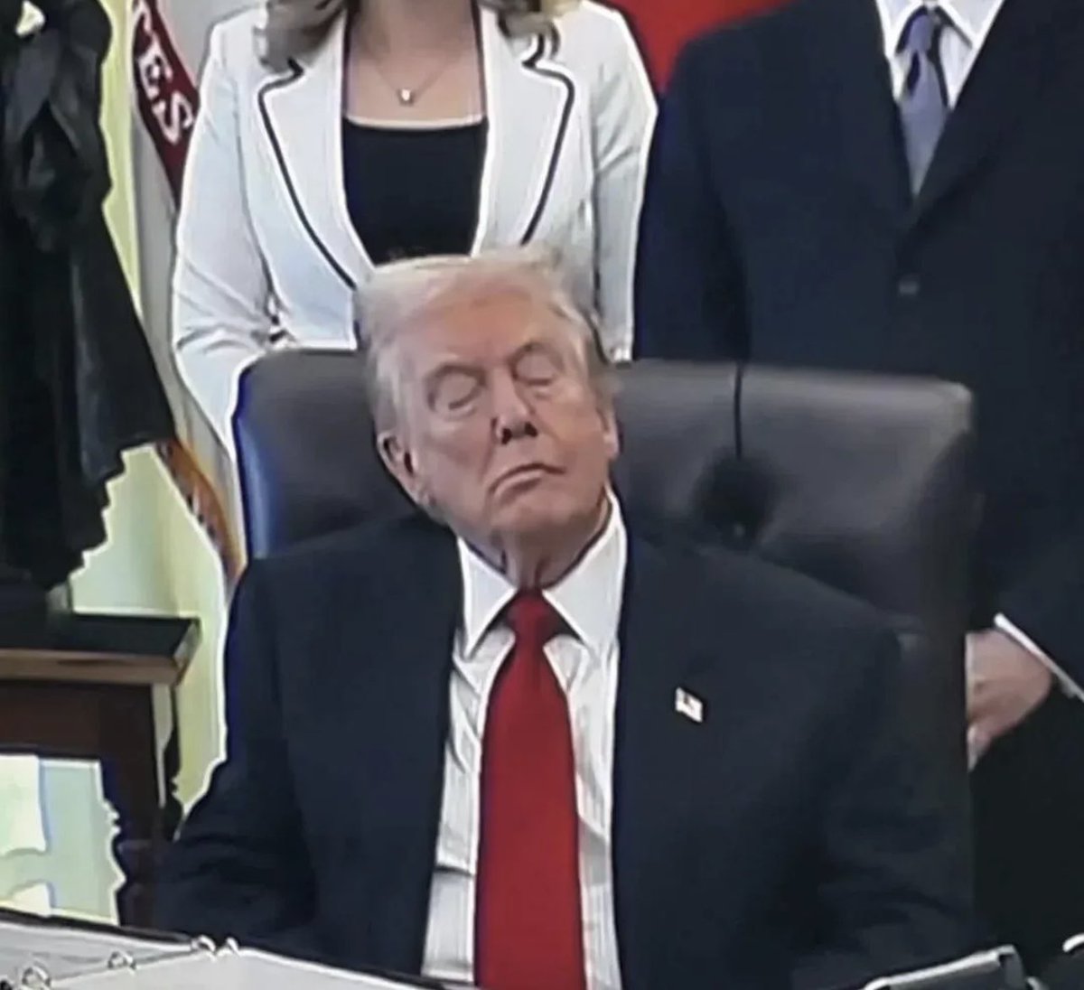 #SleepyDonald is literally asleep at his desk 

This is happening more and more and the MAGA are totally silent about it

It's clear trump is unwell and unfit 

#TrumpIsUnFit