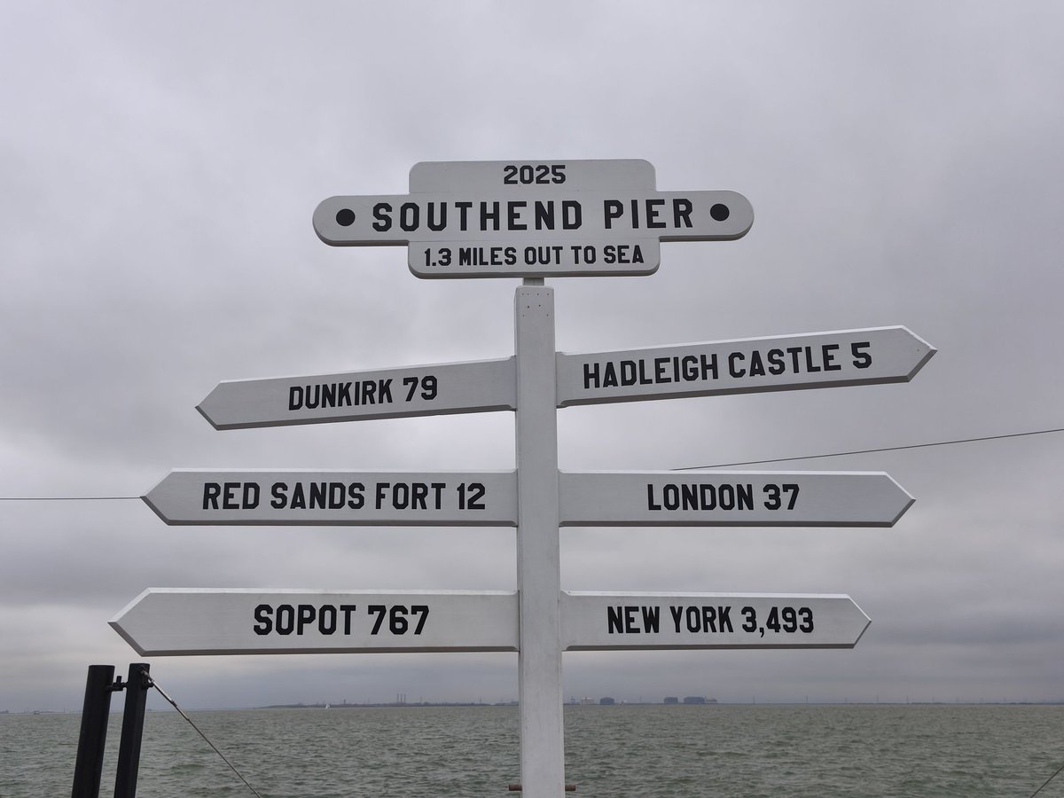 #Poppies on the (world's longest) Pier at Southend-on Sea, Essex.  The UK's largest Remembrance installation with 110,471 knitted and crocheted red poppies. Get here early over the weekend, 40min queue for tix to walk the 2.6 mile round trip today #RemembranceDay