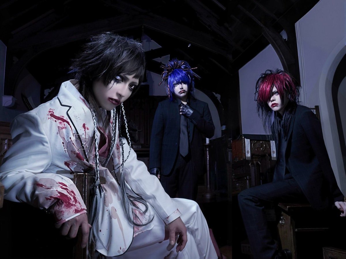 souka_info's tweet image. 境界線を見失う。

流れるように消えていく言葉
黒に霞む幸福、その手を引いた影

二人の痕が残るこの部屋で。
　　　　　　朱い花は哀しく笑う

大嫌いな痛みも、幸せな傷跡も
この世界に堕ちていく、その前に。

輪廻の詩にのせて葬送の餞を。

　　　　　　　　　　　　「葬花」