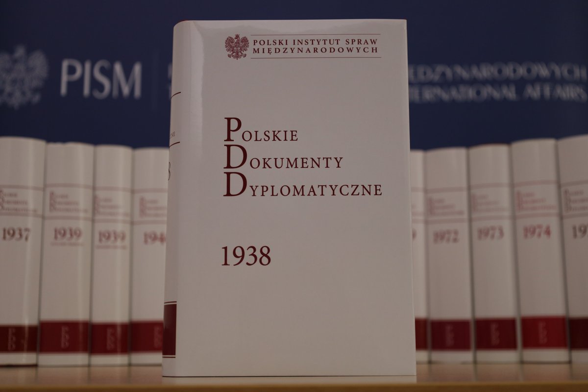 "Ostatnie ekscesy antyżydowskie na terenie Rzeszy, motywowane jako represja za zabójstwo Sekretarza Ambasady Niemieckiej w Paryżu przez żyda Grünspana, zaciążyły na sytuacji politycznej Rzeszy zewnętrznej i wewnętrznej"

Dokumenty o tzw. nocy kryształowej zob. w tomie #PDD1938