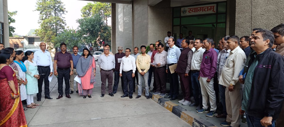 UPSGVB's tweet photo. सहकारिता मंत्रालय भारत सरकार के मार्गदर्शन में दिनांक 07.11.25 को उत्तर प्रदेश सहकारी ग्राम विकास बैंक लि0 मुख्यालय के प्रांगण में " वन्दे मातरम्" के 150 वर्ष पूर्ण होने के उपलक्ष्य में सामूहिक गायन किया गया। https://t.co/YPamZA4juR