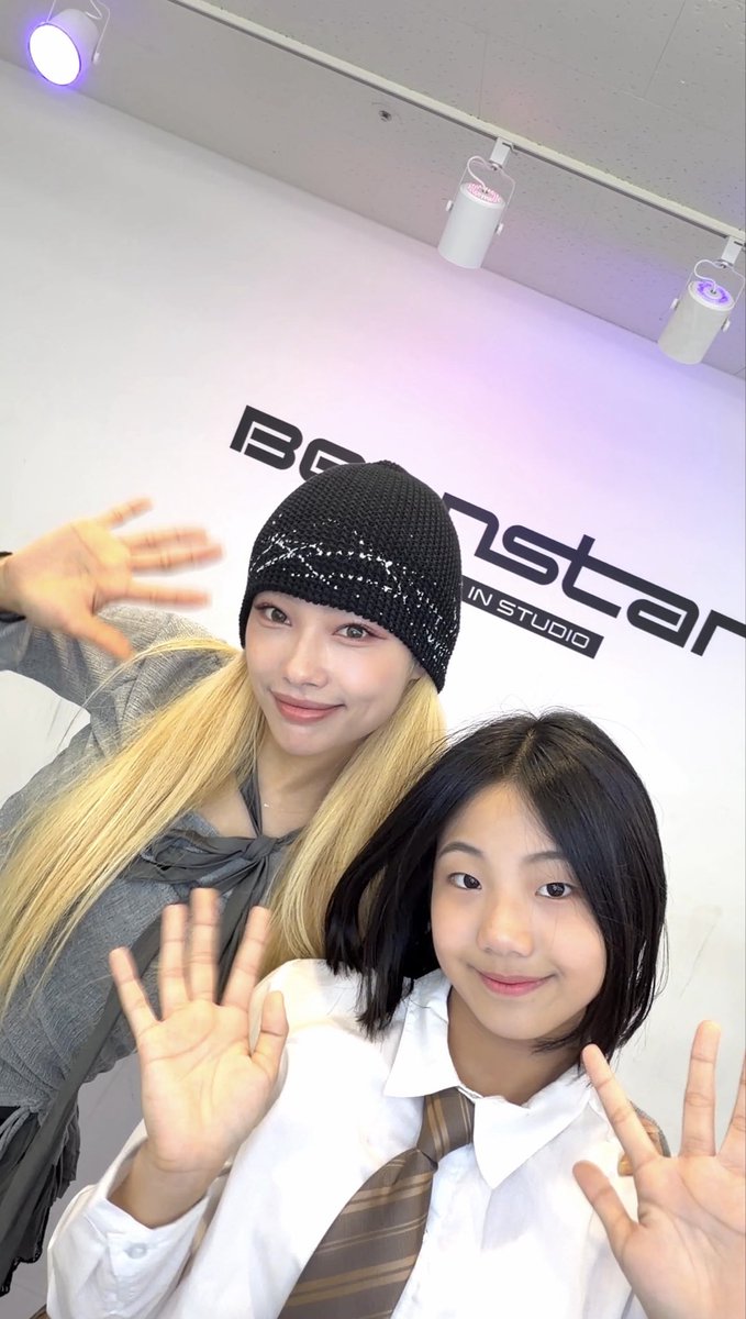_MiSO_twt's tweet photo. MiSO-Spotlight Challenge🤟

👯‍♀️’리틀미소‘아윤이에게 닿을테니✨

#miso #spotlight #misospotlight #spotlightchallenge #미소 #김미소 #스포트라이트 #스포트라이트챌린지

https://t.co/qoGWLNeOQs https://t.co/koXqNkOLFF
