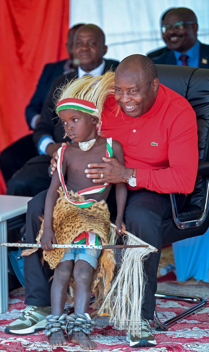 KwaNtare's tweet image. Mu birori vyo kwimika icese Musitanteri wa Komine #Busoni :
1. Umwana yiyereka mu Ntore za #Kirundo yarabiciye biracika imbere y'Umukuru w'igihugu Nyenicubahiro @GeneralNeva
2. Umujama w'urwaruka Nyenicubahiro @GeneralNeva ari hagati yabo.