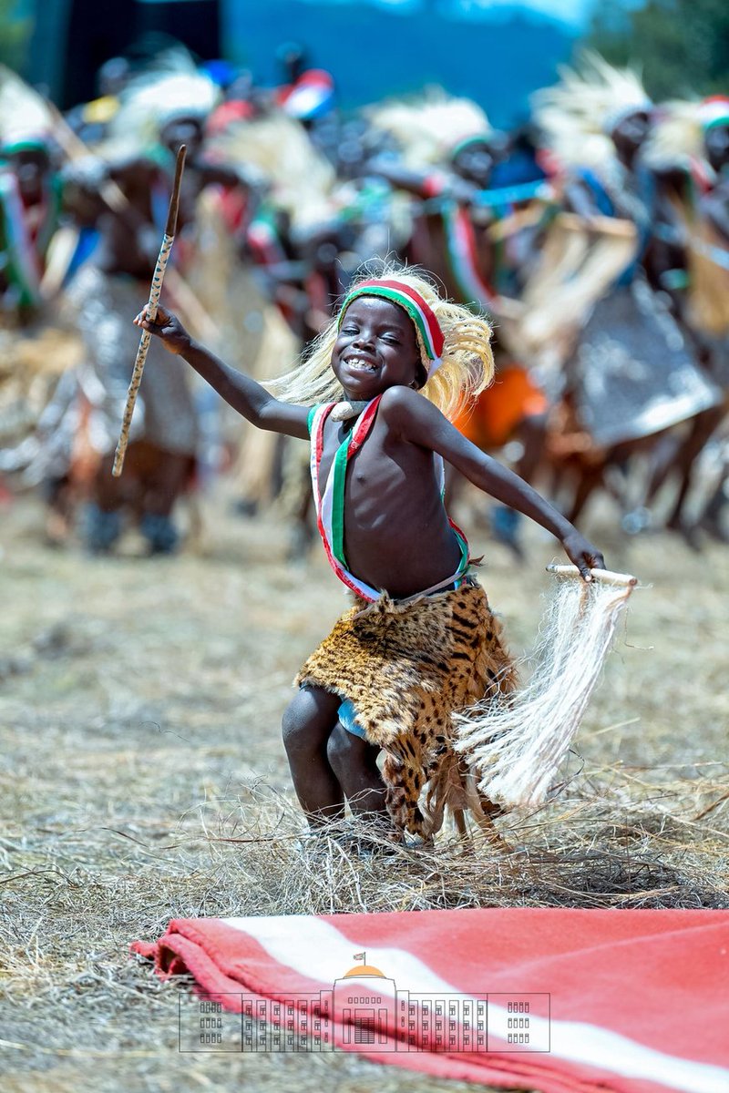 KwaNtare's tweet image. Mu birori vyo kwimika icese Musitanteri wa Komine #Busoni :
1. Umwana yiyereka mu Ntore za #Kirundo yarabiciye biracika imbere y'Umukuru w'igihugu Nyenicubahiro @GeneralNeva
2. Umujama w'urwaruka Nyenicubahiro @GeneralNeva ari hagati yabo.