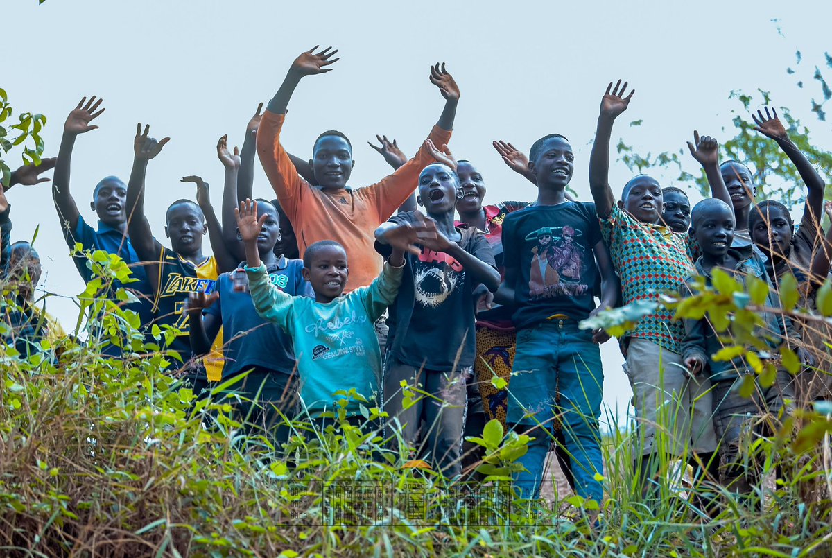 KwaNtare's tweet image. Mu birori vyo kwimika icese Musitanteri wa Komine #Busoni :
1. Umwana yiyereka mu Ntore za #Kirundo yarabiciye biracika imbere y'Umukuru w'igihugu Nyenicubahiro @GeneralNeva
2. Umujama w'urwaruka Nyenicubahiro @GeneralNeva ari hagati yabo.