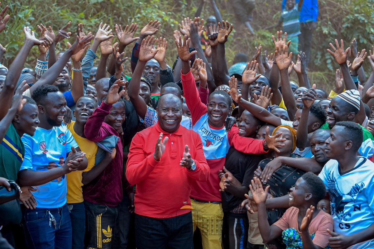 KwaNtare's tweet image. Mu birori vyo kwimika icese Musitanteri wa Komine #Busoni :
1. Umwana yiyereka mu Ntore za #Kirundo yarabiciye biracika imbere y'Umukuru w'igihugu Nyenicubahiro @GeneralNeva
2. Umujama w'urwaruka Nyenicubahiro @GeneralNeva ari hagati yabo.