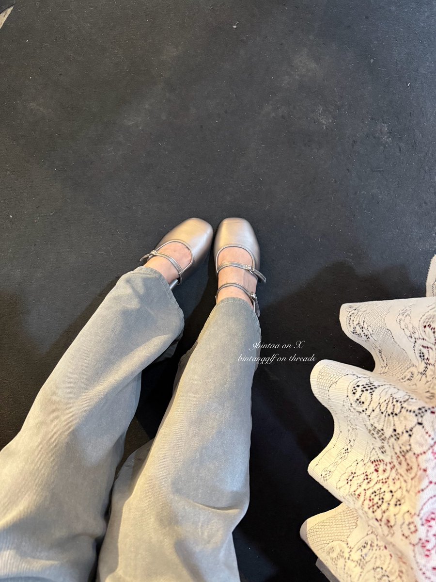 9bintaa's tweet photo. jili shoes

https://t.co/uEwo9yZs9R

surprisingly model ini dipake muterin mall nyaman loh jujur… empuk + bagian belakang ga lecet

tp agak pegel jujur. dikaki ku cantikkk warna ash greynya bikin cerahh

ga licin juga, tp agak ribet modelnya ya. pakenya sih sama aja kayak flats masih aman