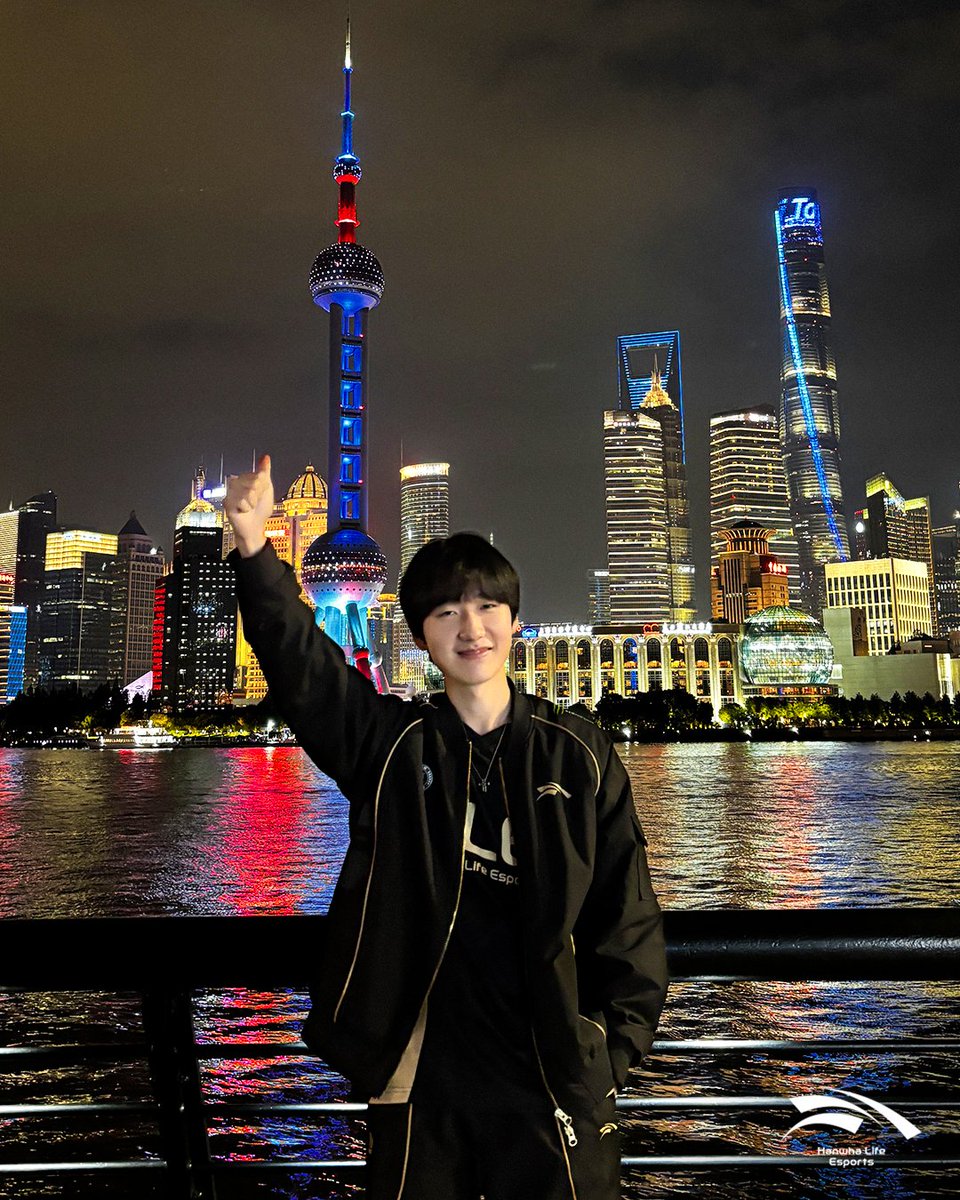 PeaNut23__'s tweet photo. 동방명주 앞에서 사진찍은 왕호 ㄱㅇㅇ https://t.co/T06EpOzAEe