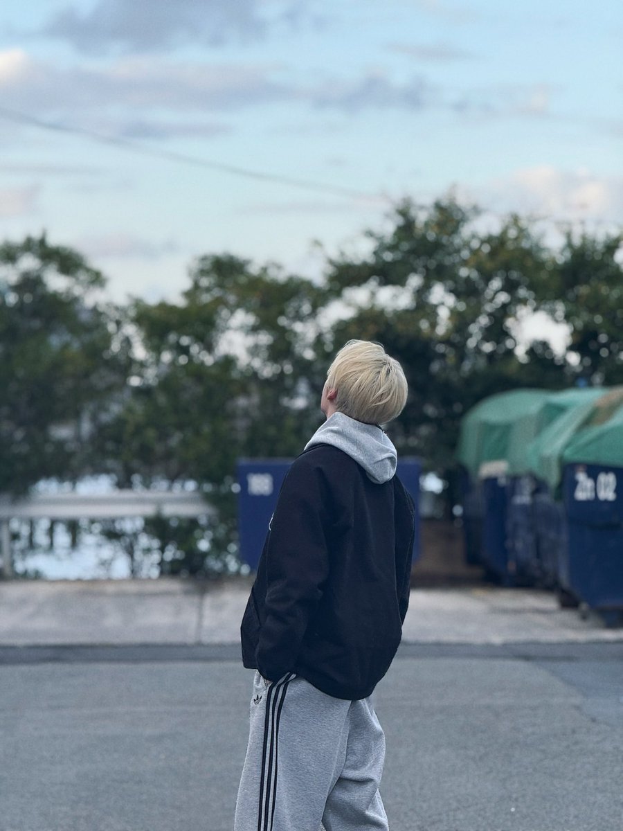 shanmbin's tweet image. The sky is so blue today it feels like my soul wandered somewhere far just to remember what home feels like…