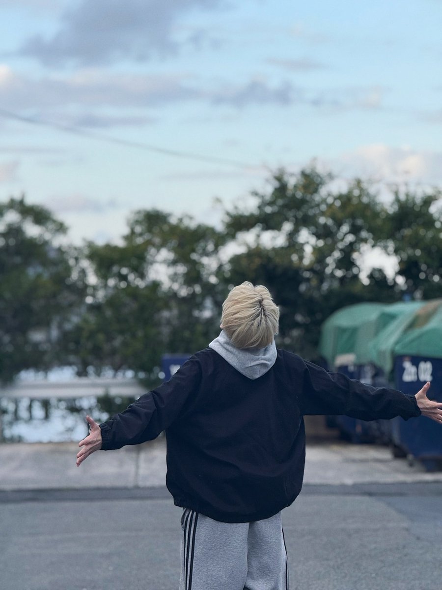 shanmbin's tweet image. The sky is so blue today it feels like my soul wandered somewhere far just to remember what home feels like…