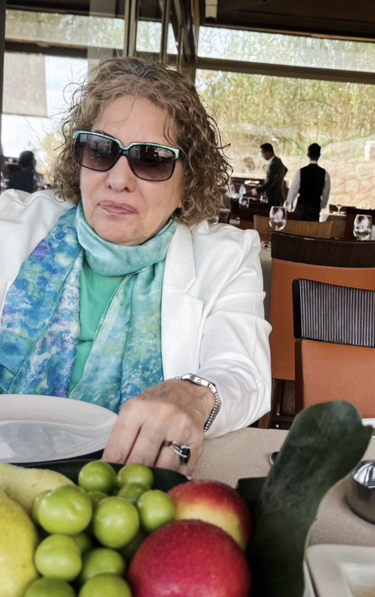 جالت الأديبة #ليلى_العثمان  أكثر من ثلاثة أرباع الكرة الأرضية ان كانت بدعوات لحضور المؤتمرات الادبية الدولية او الفعاليات والأنشطة في البلاد العربية

لعل خفة دم ليلى تنقذك من الكلاسيكية المملة في كتابها  ##ريشات_من_أجنحة_السفر  الصادر مؤخرا عن #دار_المدى في طبعته الثانية .. 
اذ