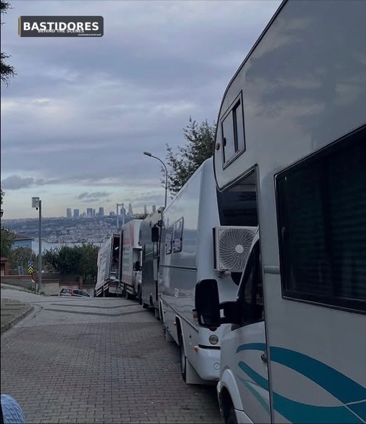 sahtekarlarbr's tweet photo. 😍🚐✨Os bastidores de Sahtekarlar estacionaram com vista pro Bósforo e a gente já sabe: onde tem fila de motorhome, tem dia longo de gravação, cena importante e muito elenco circulando 👀🎬
#Sahtekarlar #sahtekarlar #sahtekarlardizi #sahtekarlartv #Bastidores #SetDay #BurakDeniz #HilalAltınbilek #PortalSahtekarlarBrasil