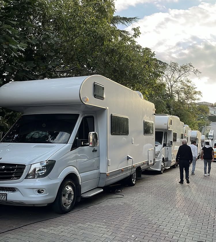 sahtekarlarbr's tweet photo. 😍🚐✨Os bastidores de Sahtekarlar estacionaram com vista pro Bósforo e a gente já sabe: onde tem fila de motorhome, tem dia longo de gravação, cena importante e muito elenco circulando 👀🎬
#Sahtekarlar #sahtekarlar #sahtekarlardizi #sahtekarlartv #Bastidores #SetDay #BurakDeniz #HilalAltınbilek #PortalSahtekarlarBrasil