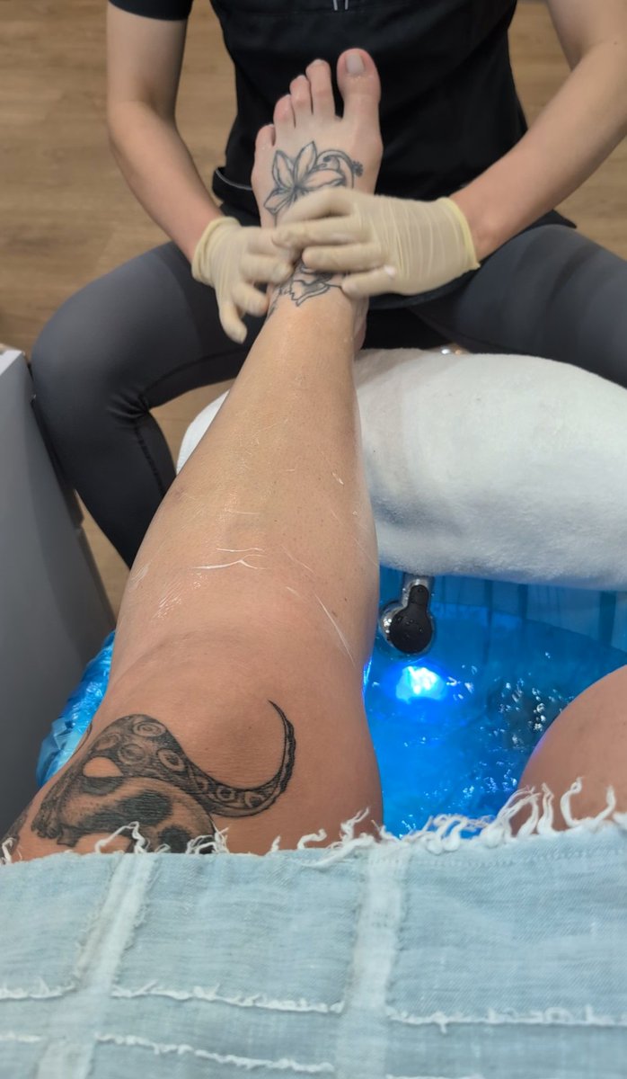 New pedi today... Can you guess the colour?